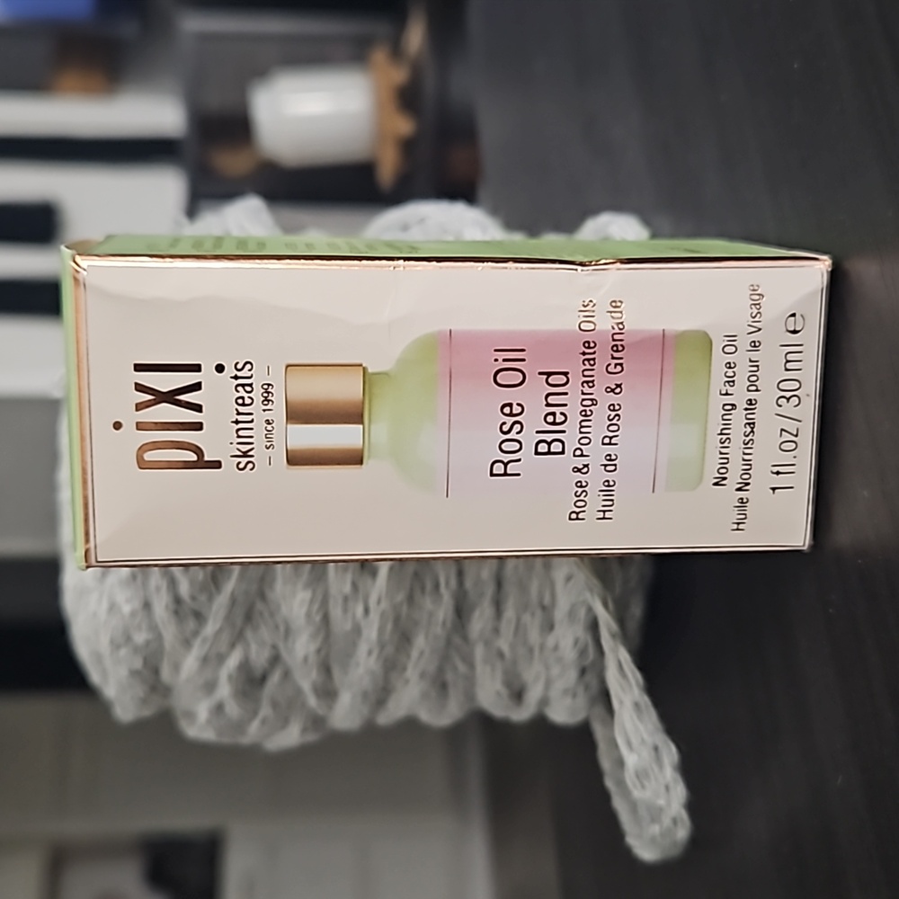 Pixi skintreata rose oil blend, 1 fl .oz nourishing face oil. New. - Picture 3 of 7